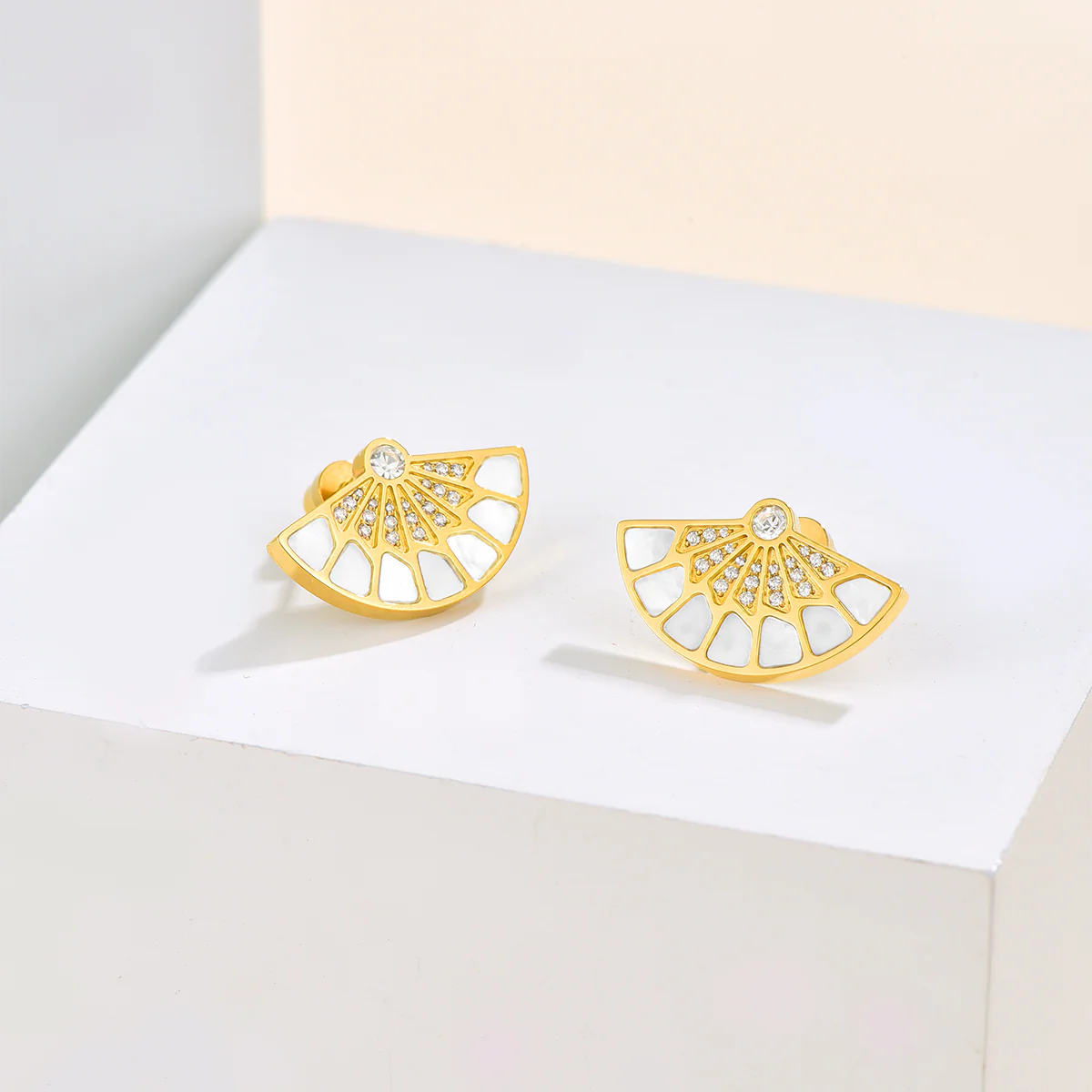 Fan / Earrings Gold - Image 3