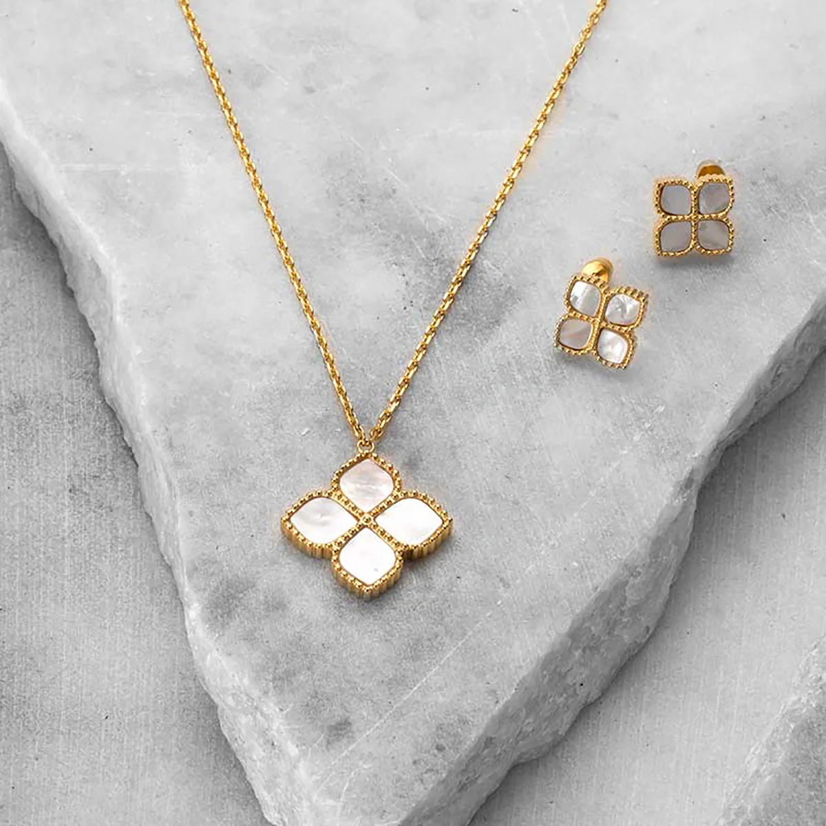 Joory / Necklace Pearl Gold - Image 5