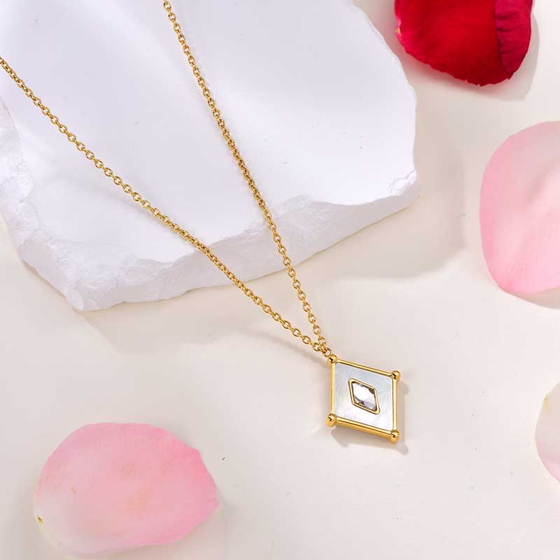 Kite / Necklace Pearl Gold - Image 4