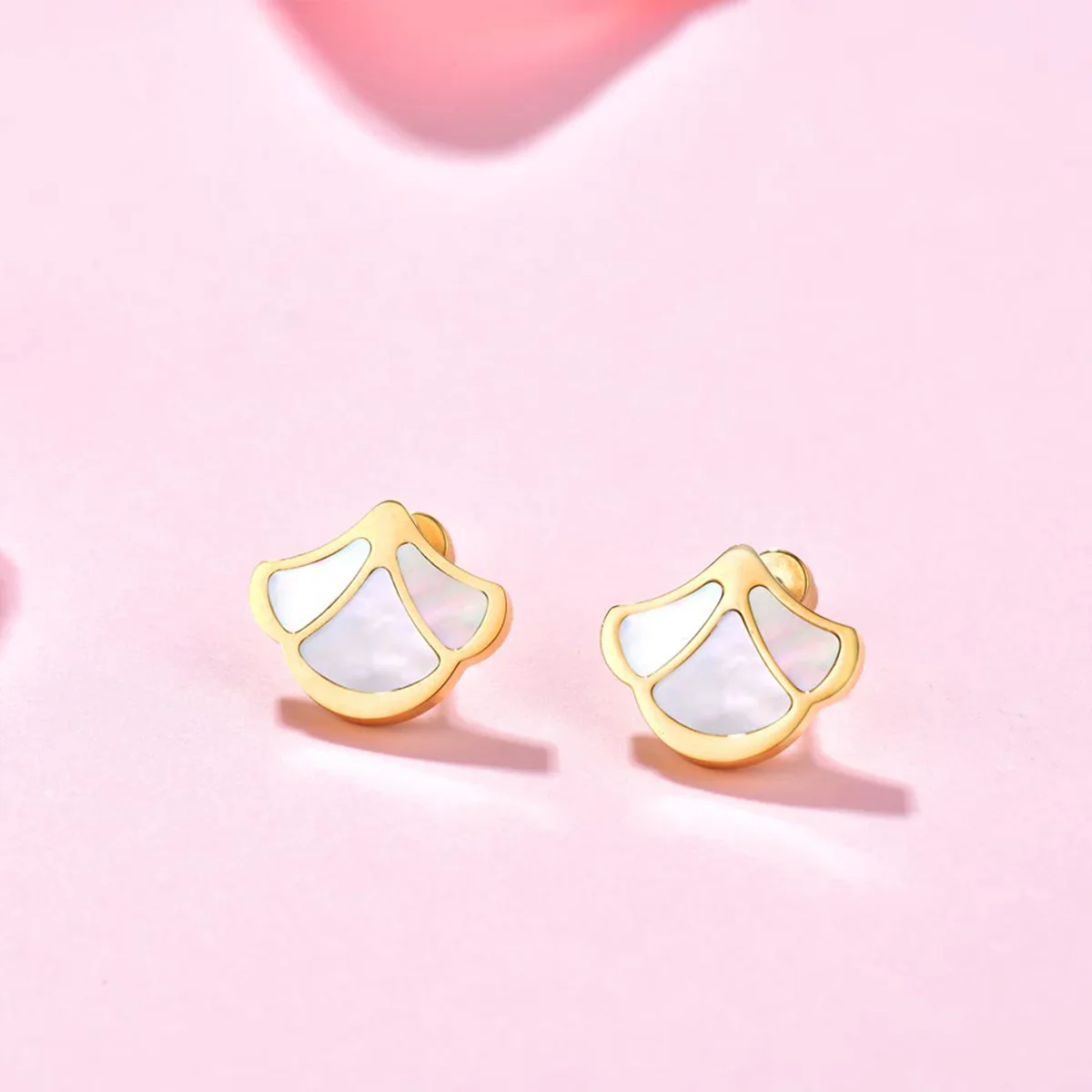 Tulip / Earrings Pearl Gold - Image 3