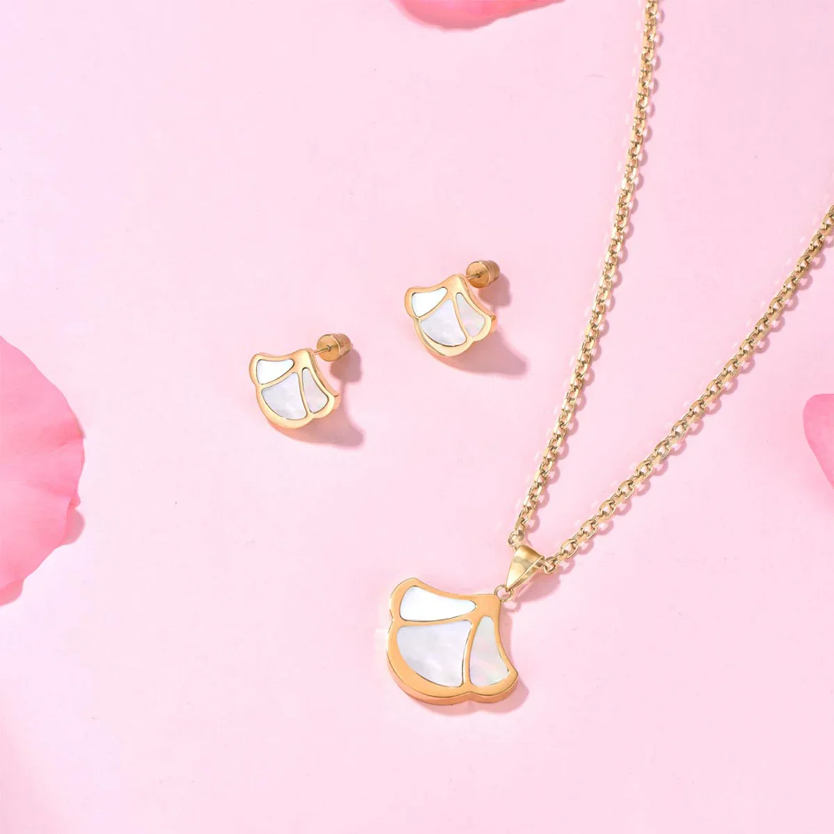 Tulip / Earrings Pearl Gold - Image 5